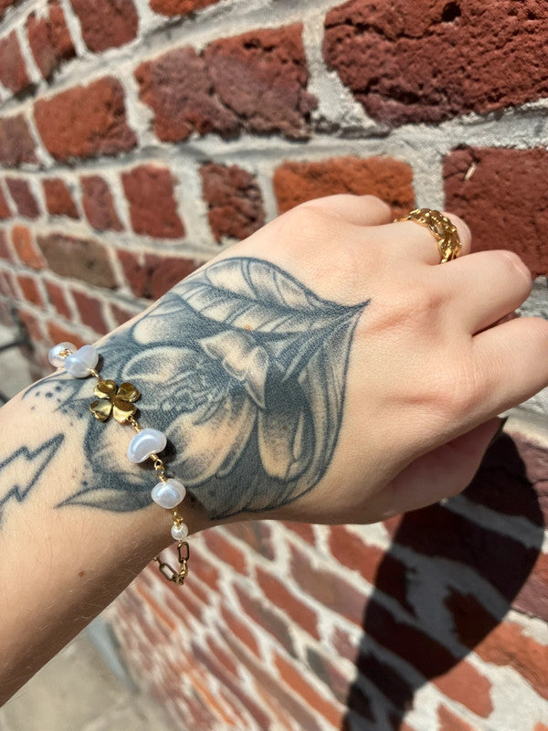 Bracelet femme acier doré avec perles style eau douce + pendentif trèfle porte-bonheur 🍀