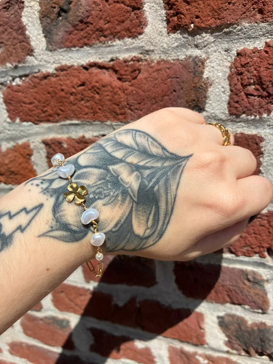 Bracelet femme acier doré avec perles style eau douce + pendentif trèfle porte-bonheur 🍀
