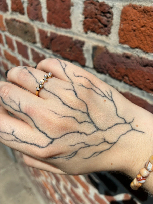 🌊 Bague vague minimaliste en acier inoxydable, ornée de petites perles en acrylique ✨