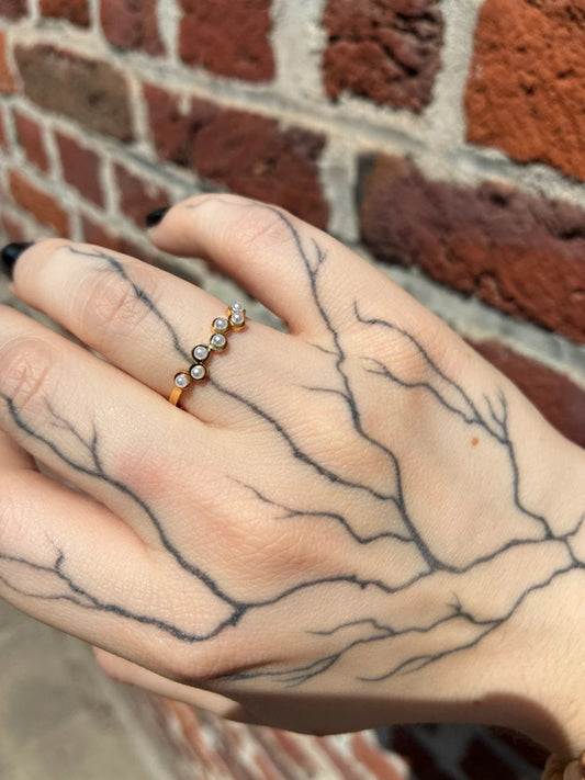 🌊 Bague vague minimaliste en acier inoxydable, ornée de petites perles en acrylique ✨