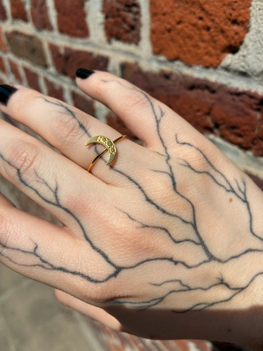 🌙 Bague fine dorée avec lune gravée – style hippie-chic&nbsp;✨