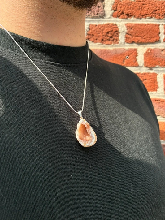 Collier en Géodino d’Agate – Finition argentée