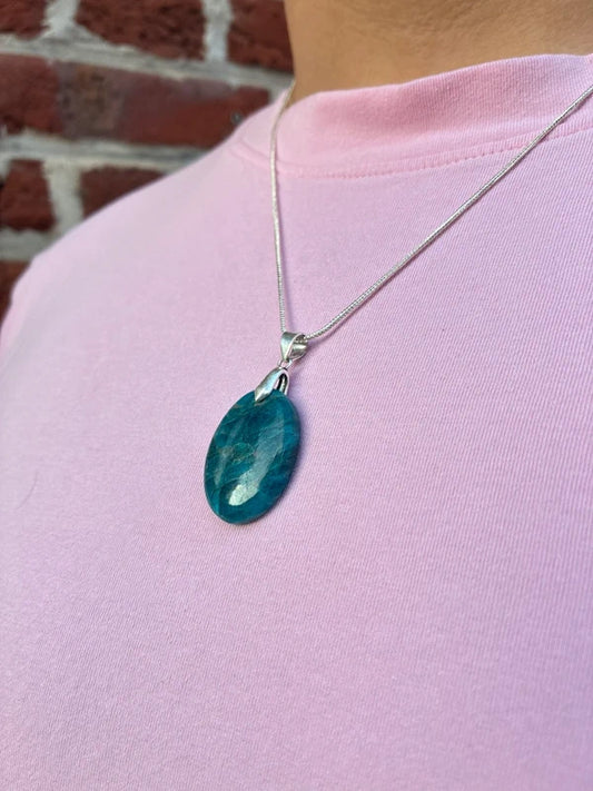 Collier Cabochon d’Apatite – Expression Clarté