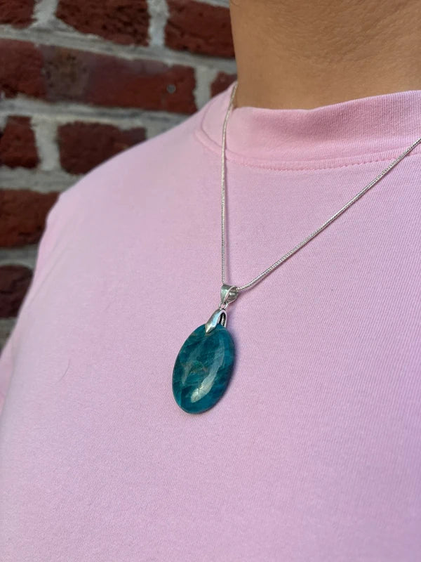 Collier Cabochon d’Apatite – Expression Clarté