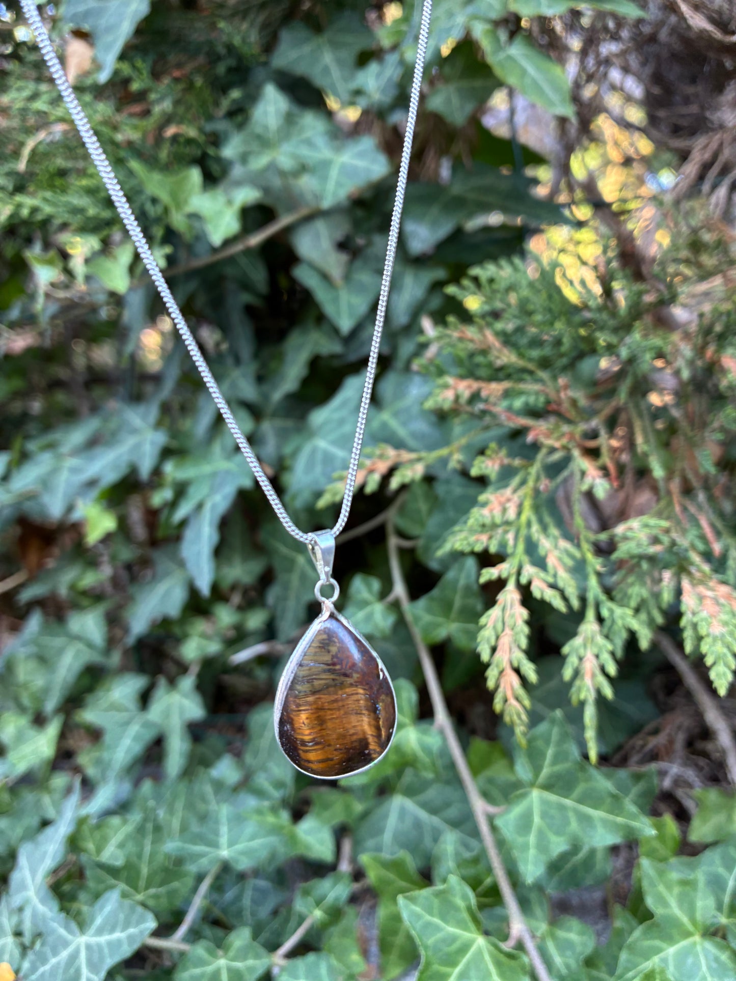 🟤 Pendentif Goutte en Œil de Tigre – Collier simple inclus