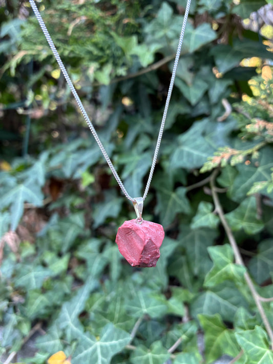 🔴 Pendentif Jaspe Rouge Brut – Plaqué Argent + Chaîne incluse