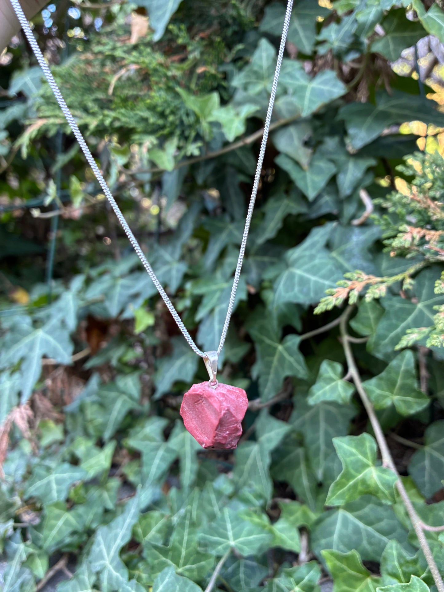 🔴 Pendentif Jaspe Rouge Brut – Plaqué Argent + Chaîne incluse
