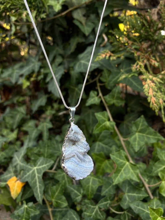 🔷 Pendentif Goutte en Calcédoine Cristallisée Brute