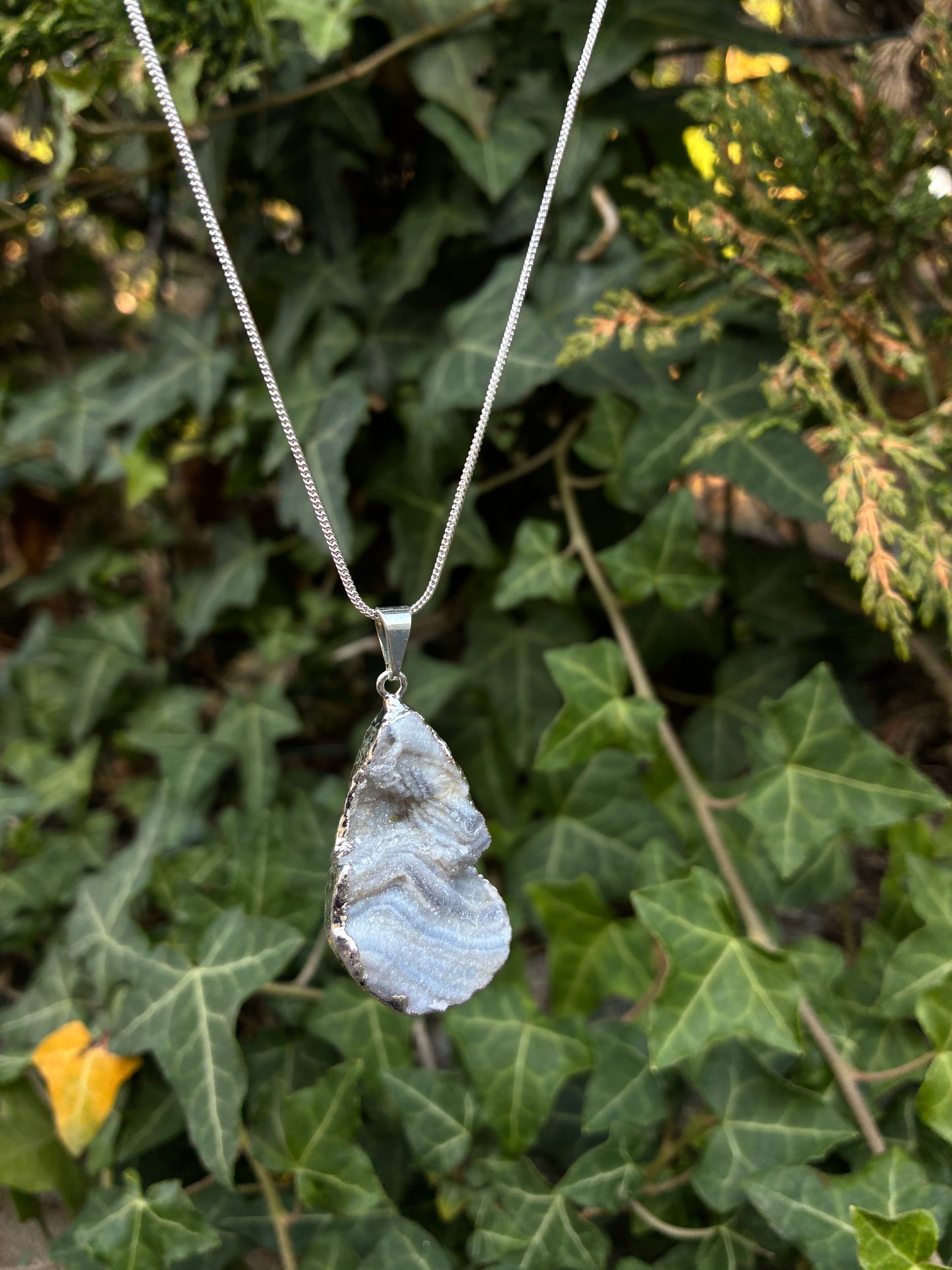🔷 Pendentif Goutte en Calcédoine Cristallisée Brute