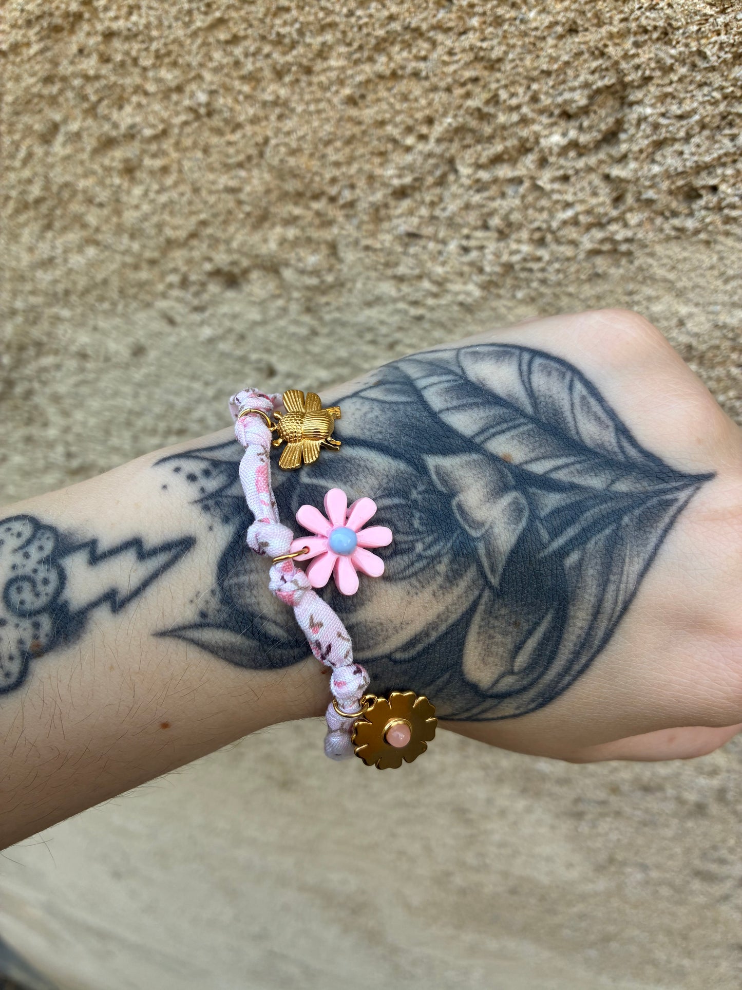 🌼 Bracelet Bohème Printanier – Fleurs &amp; Abeille