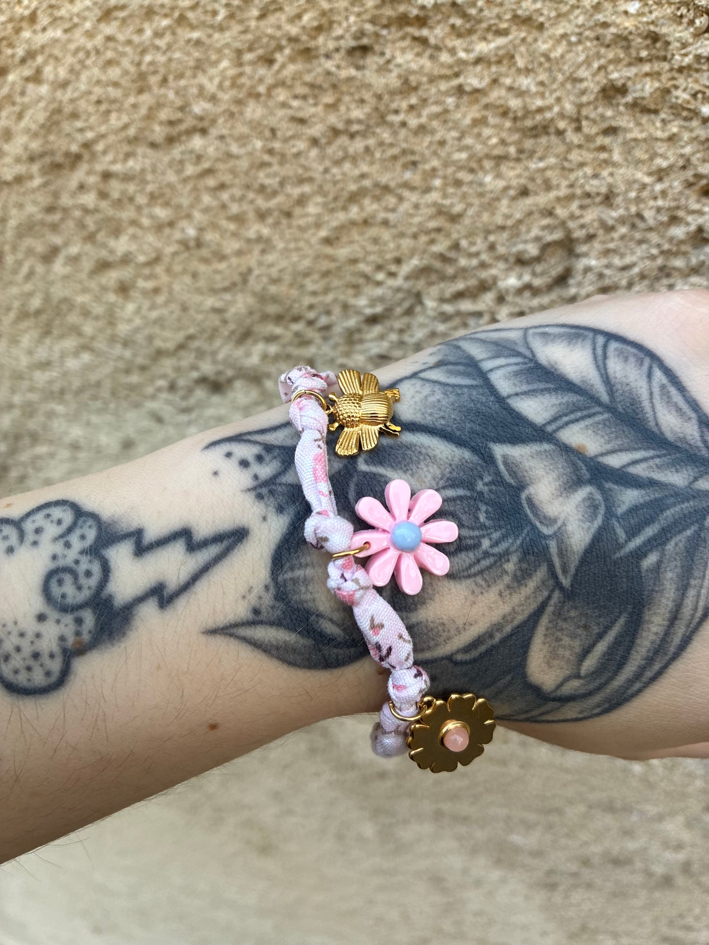🌼 Bracelet Bohème Printanier – Fleurs &amp; Abeille